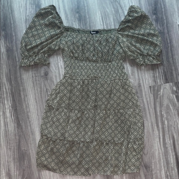 Tweeds Dresses & Skirts - Tweeds Olive Puff-Sleeve Smocked Tiered Mini Dress
